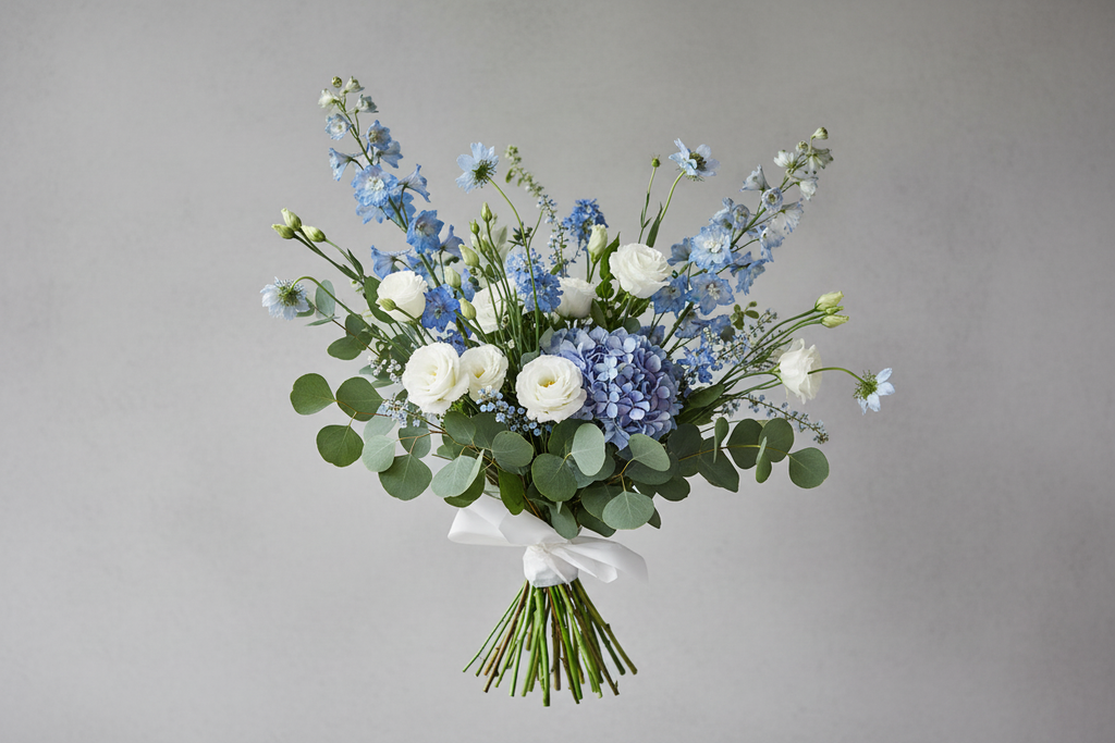 Cielo Blu bouquet di delfinio e ortensia blu stile francese sfondo grigio cemento
