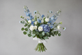Cielo Blu bouquet di delfinio e ortensia blu stile francese sfondo grigio cemento